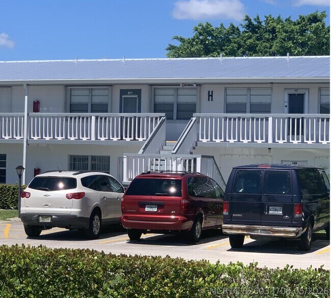 Building Photo - 146 Somerset Crescent