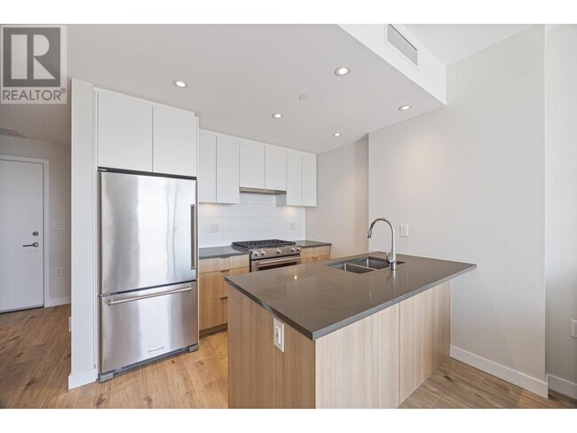 Photo du bâtiment - 3430-3430 East Kent Ave S