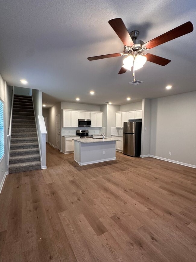 Building Photo - Gorgeous Luxury 3/2.5 Home