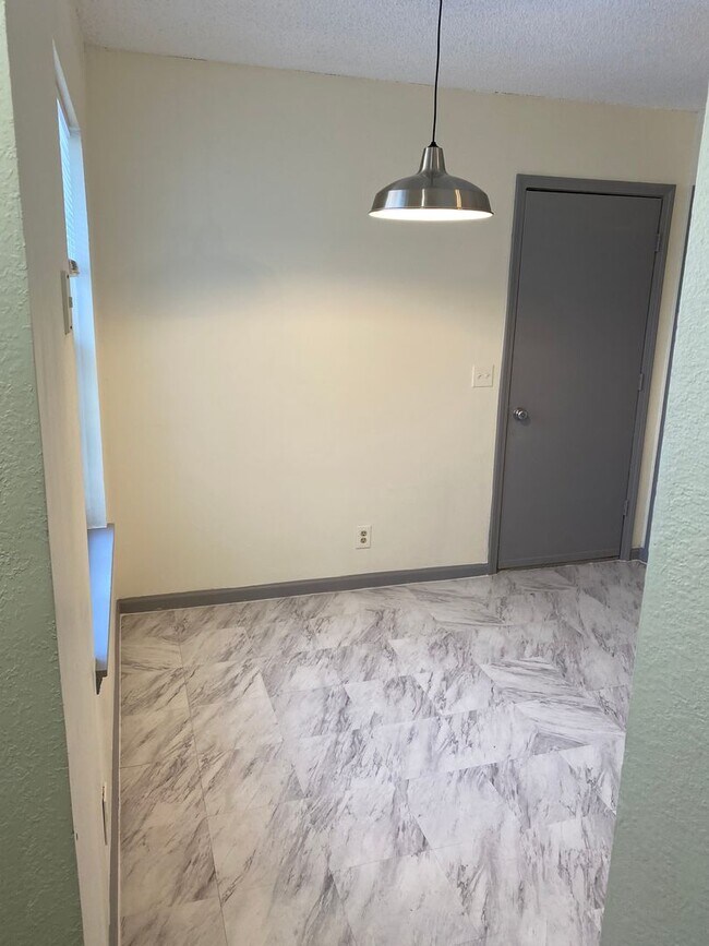 Foto del edificio - 2 Bed 1 Bath 1 Car Garage Duplex in Centra...