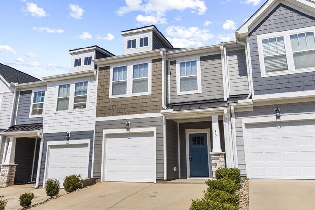 Foto del edificio - Craftsman 3BD Townhome Near Downtown Greenville | Garage + Granite Kitchen