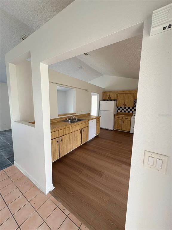 Building Photo - 28 Oak Run