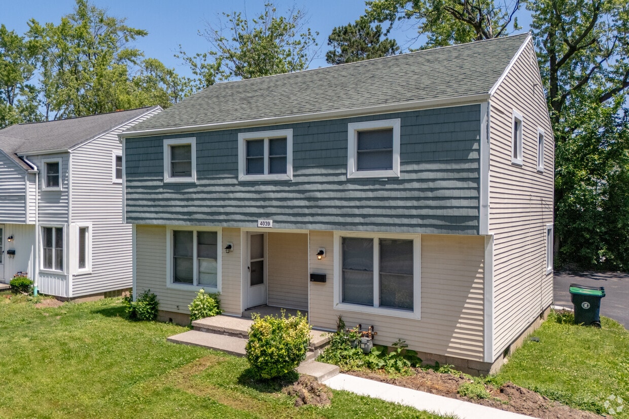 Foto principal - Amherst Townhomes