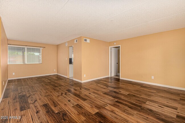 Foto del edificio - 7141 N 16th St
