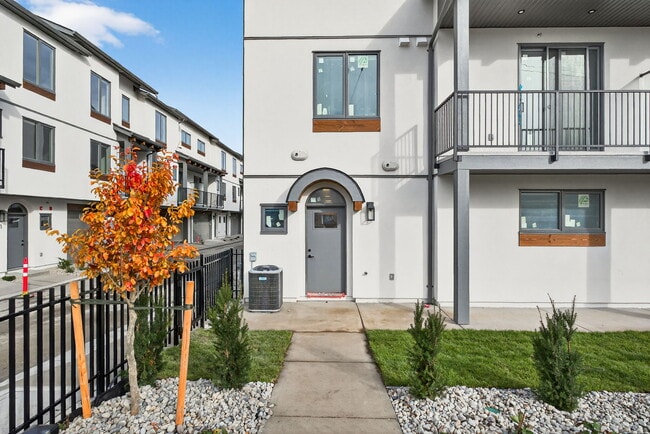 Building Photo - Carlow Townhomes