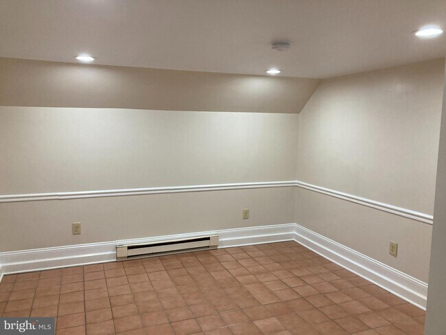 Building Photo - 673 Easton Rd