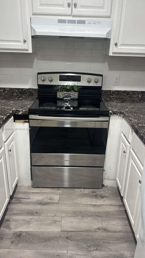 Foto del edificio - 472 Glenwood Dr