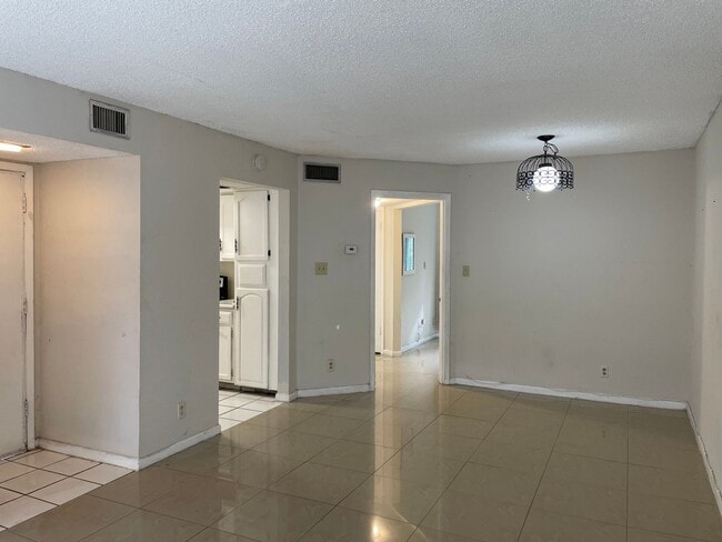 Building Photo - 1/2 Month Rent Free! 1 Bedroom Apartment