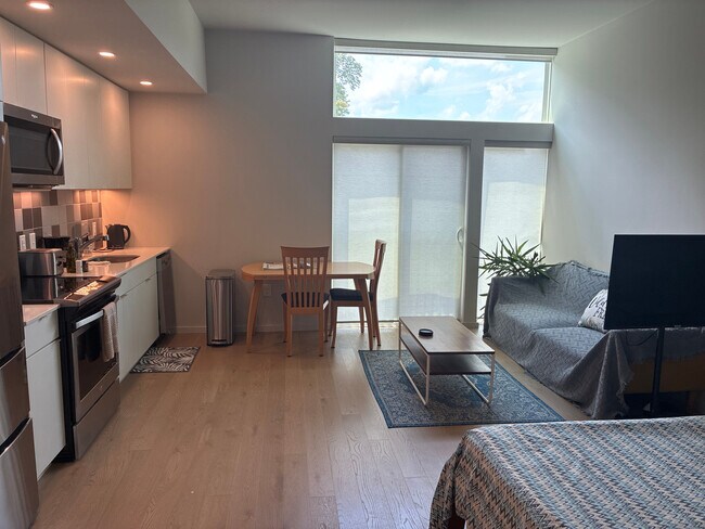 Foto del edificio - Room in Condo on S Duke St