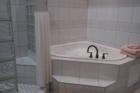 jacuzzi tub - 1885 W Boutz Rd