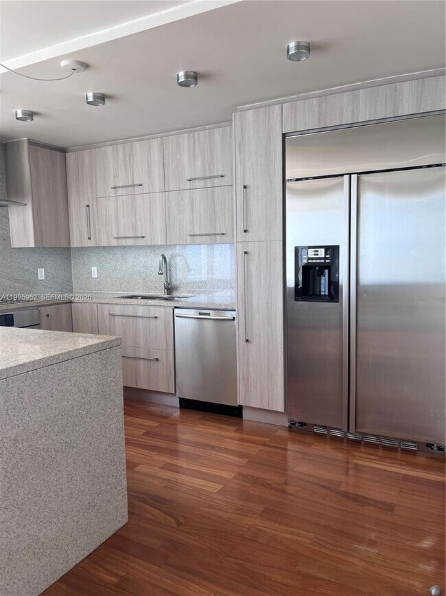 Building Photo - 881 Ocean Dr