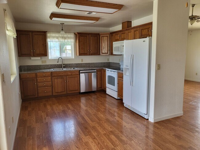 Foto del edificio - 3 bed 2 bath Country Setting with Horse St...