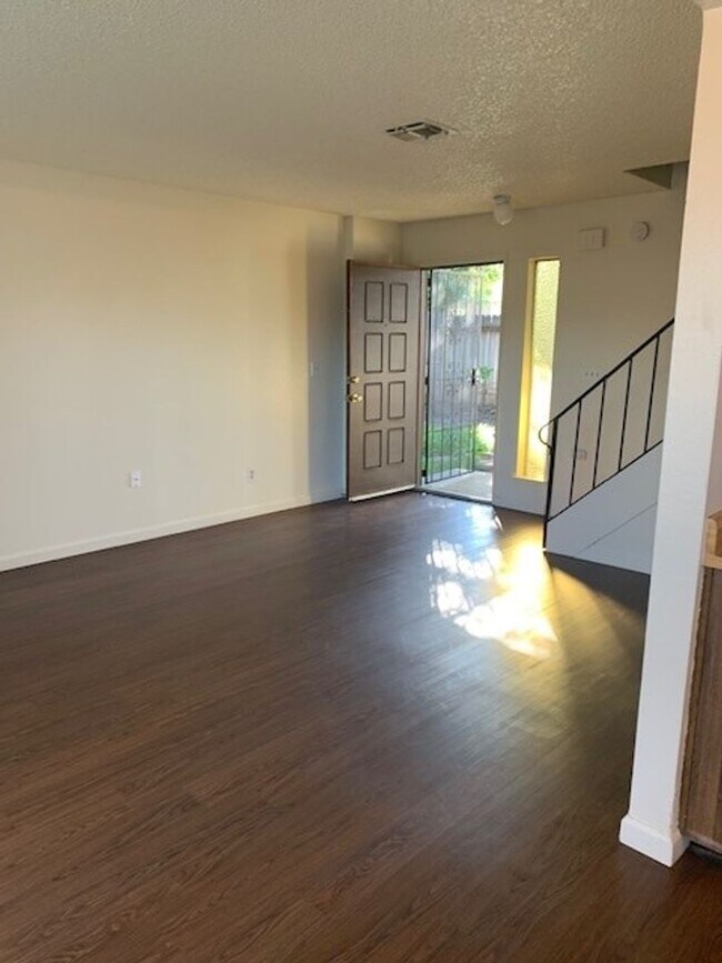 Foto del edificio - 7758-7760 Pompei Court