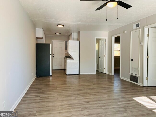 Building Photo - 212 Cabin Creek Dr