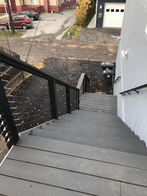 Escaleras que conducen al apartamento y al espacio de estacionamiento. - 343 W 12th Ave
