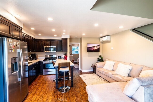 Foto del edificio - 23821 Hillhurst Dr