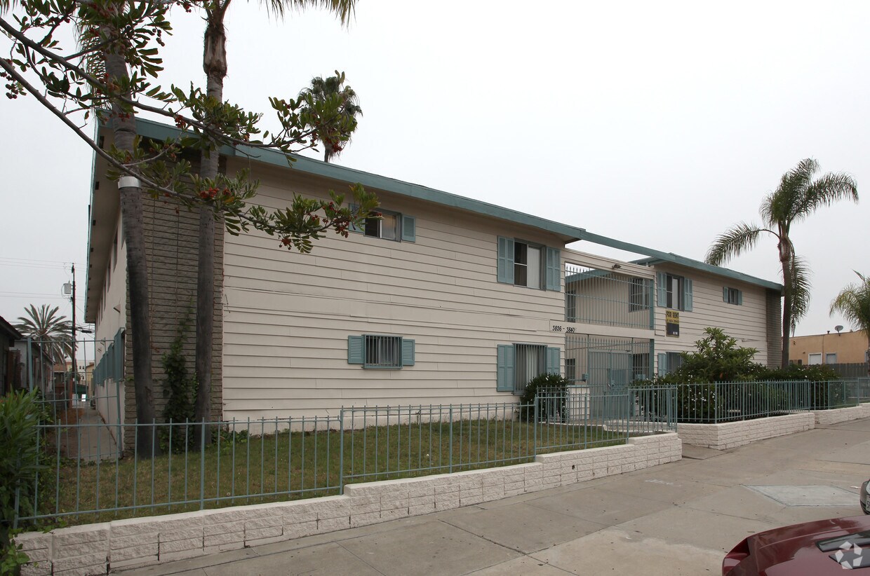 Foto del edificio - 3826-3840 1/2 Wilson Ave