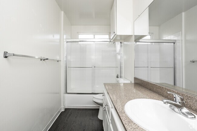 1 habitación, 1 baño - 630 pies cuadrados - Baño - Leeward Apartments