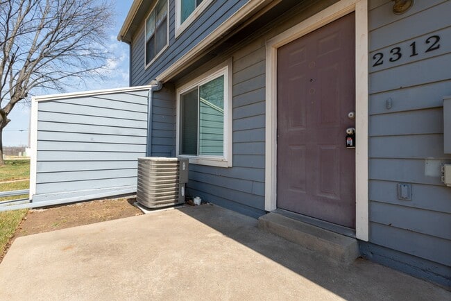 Building Photo - Beautiful  3 Bedroom, 2.5 Bath Condo in Canterbury!