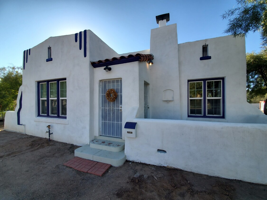 Primary Photo - 2202 E 1st St