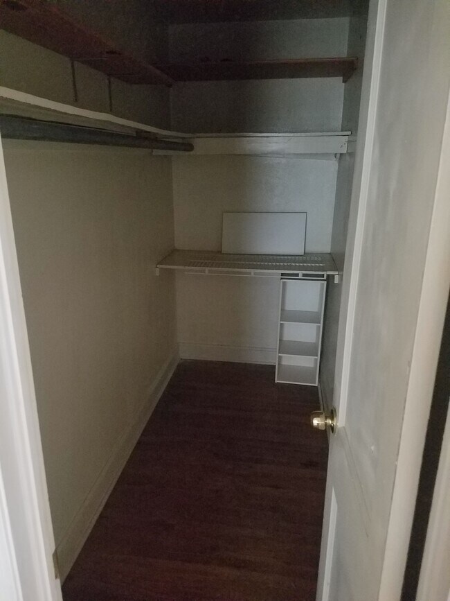 Building Photo - Spacious 1 bed, 1 bath duplex walking dist...
