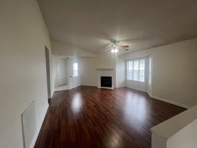 Building Photo - Breezewood Condo, 2 Brd/2bath, center of W...