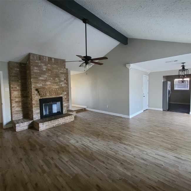 Foto del edificio - 3811 Nutwood Ln