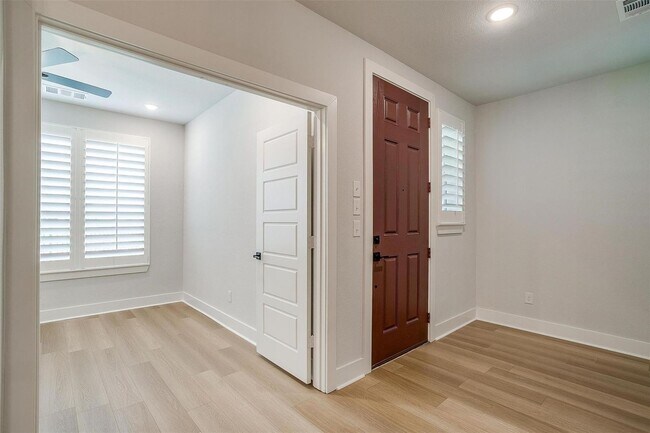 Foto del edificio - Stylish, Upgraded 3-bedroom, 2.5 bathroom ...