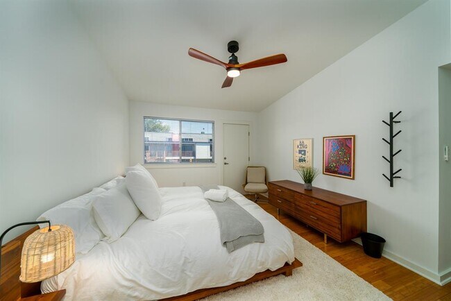 Foto del edificio - 2200 Dickson Dr