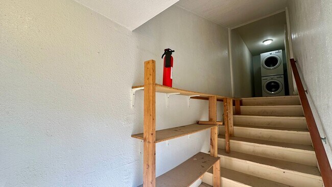 Foto del edificio - Spacious Upper Unit of a Duplex in Downtow...