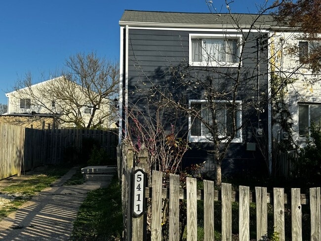 Building Photo - Discover Comfort and Convenience in this Charming 2BR, 1BA Duplex