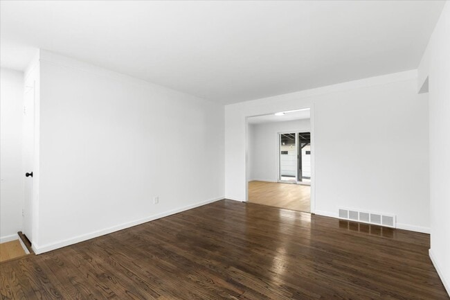 Building Photo - 153 Ross St