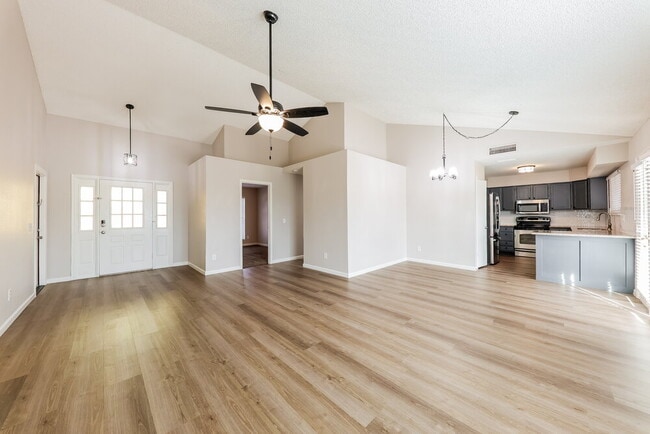 Building Photo - 515 W Montoya Ln