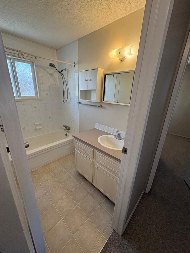 Building Photo - 3 Bedroom Townhouse in Whitehorn