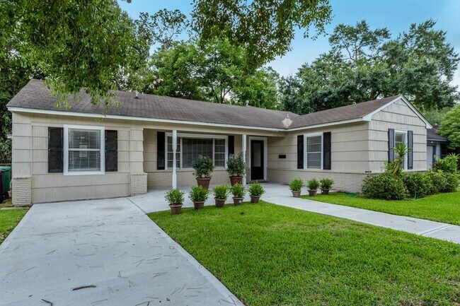 Foto del edificio - 1230 Timbergrove Ln