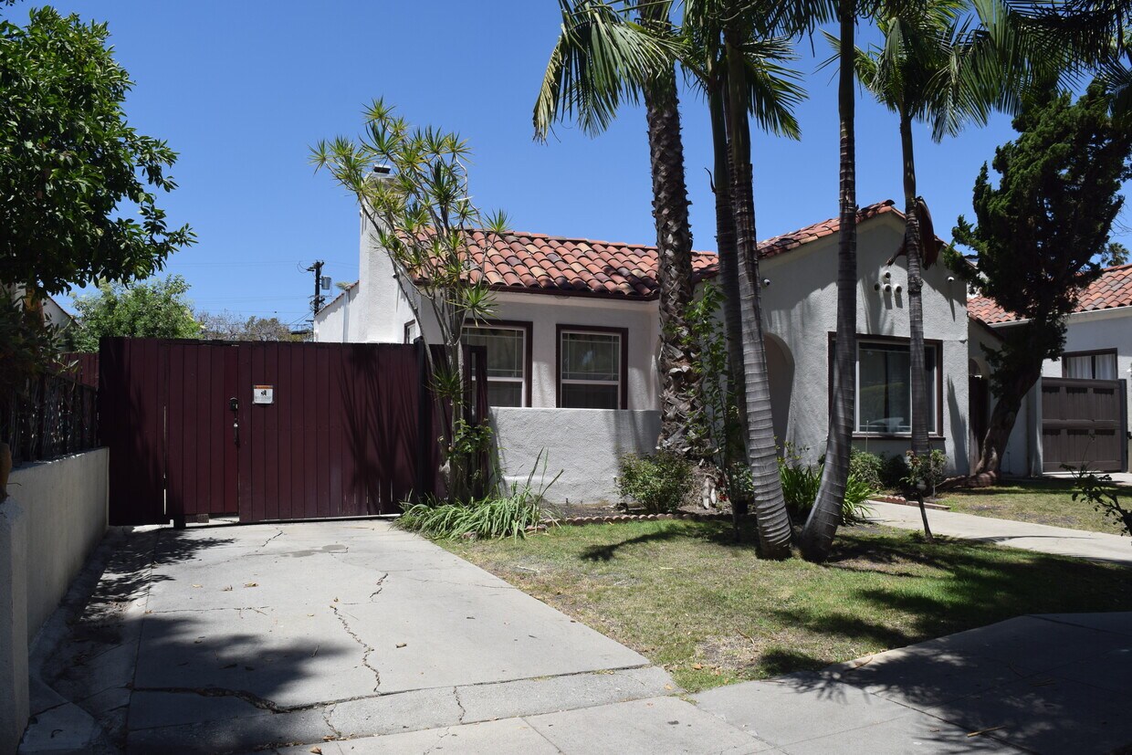 Exterior/Gated Private Parking - 727 N Alta Vista Blvd