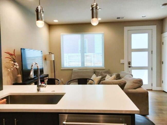 Foto del edificio - Beautiful 3 bedroom 2.5 bathroom condo MOVE IN SPECIAL
