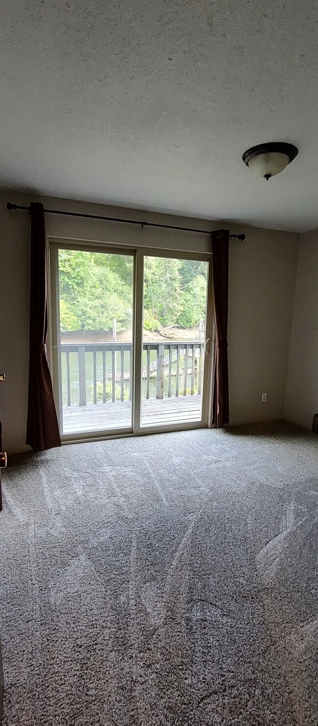 Bedroom with deck - 1307 Madison St