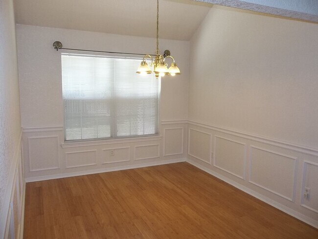Foto del edificio - 2703 Kinney Dr