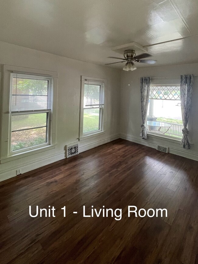 Building Photo - 707 Davis St