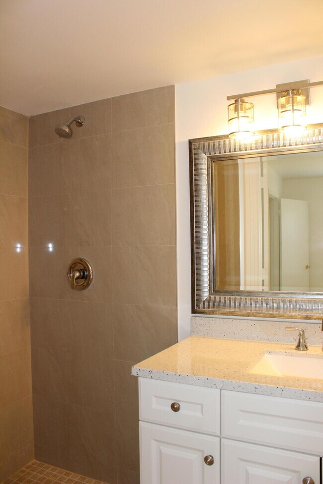 Building Photo - 6808 Palmetto Cir S