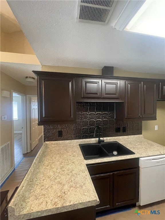 Building Photo - 204 Rattan Dr