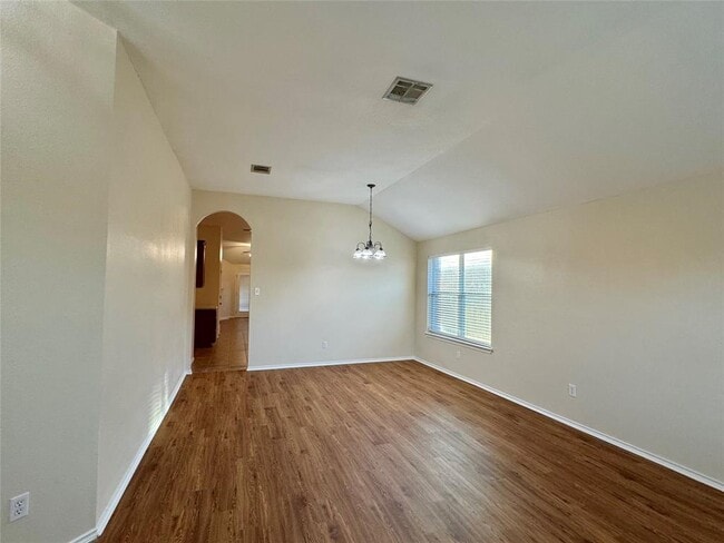 Building Photo - 227 Ashwood N