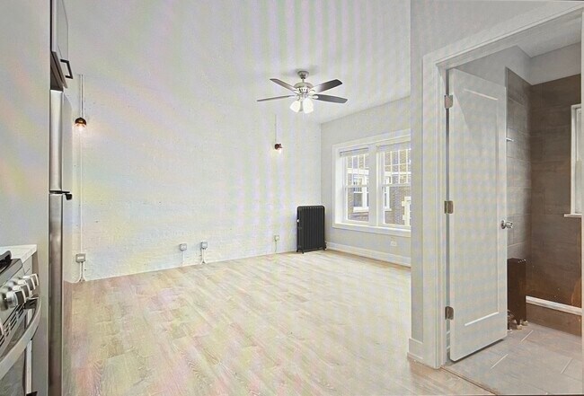 Building Photo - 1051 W Glenlake Ave