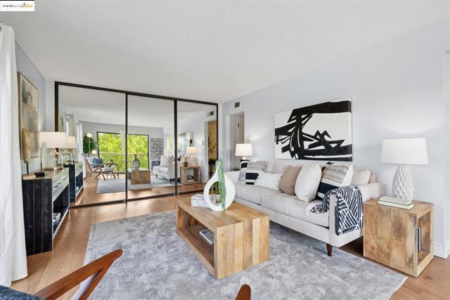 Foto principal - 490 N Civic Dr