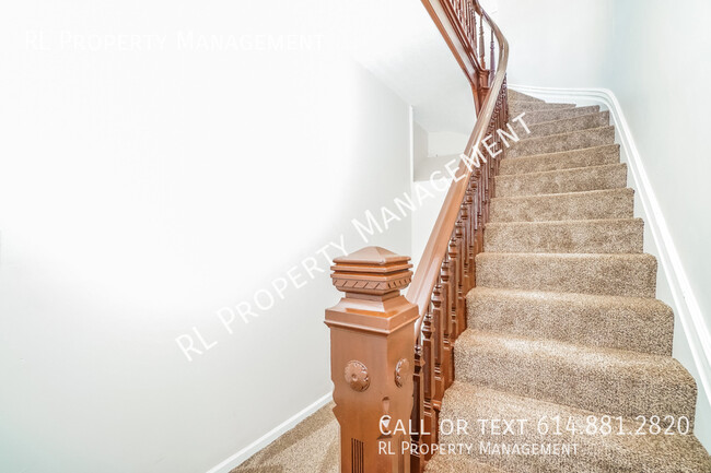Building Photo - Stunning 2 bedroom 1 bathroom duplex in Ne...