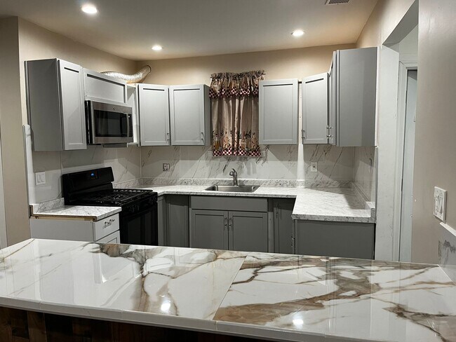 Foto del edificio - 2299 Tuxedo St