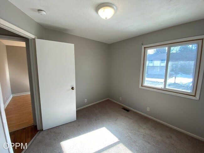 Building Photo - 3 br, 1.5 bath House - 4906 S. 145th Cir