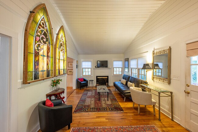 Building Photo - 566 Newberry St SW