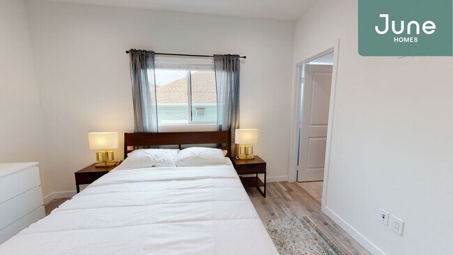 Building Photo - Queen room in 5-bed/7.0-bath Home